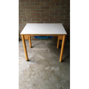 Vintage kindertafel nr 174